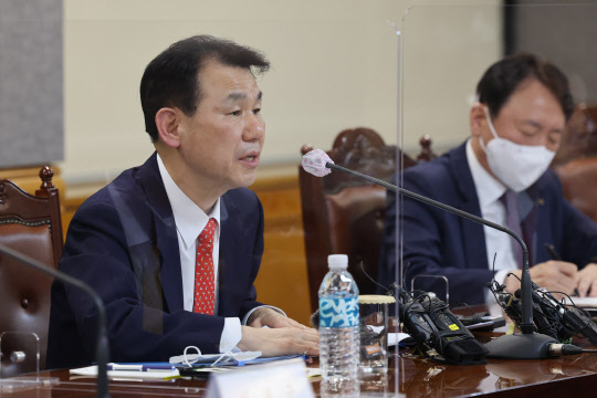 정은보 금융감독원장이 3일 오후 서울 중구 은행회관에서 17개 국내은행 은행장들과 간담회를 주재하고 있다.  연합뉴스